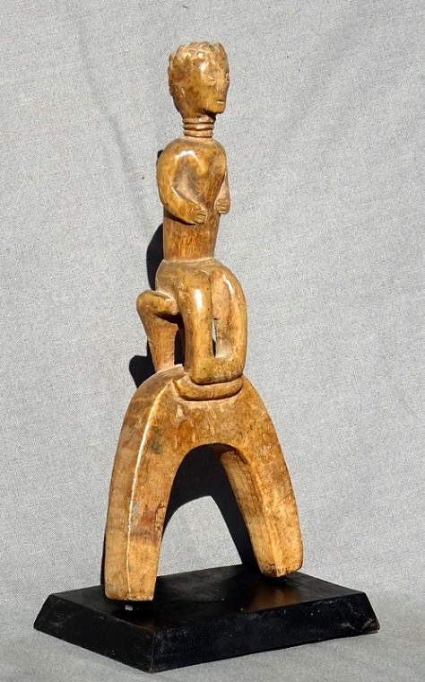 statue lance pierres baoulé